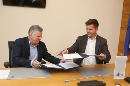 PODPIS POGODBE DOLENJE JEZERO 12 FOTO LJUBO VUKELIČ